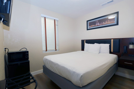 1 Queen Bed Room – Interior Courtyard View