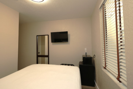 1 Queen Bed Room – Interior Courtyard View
