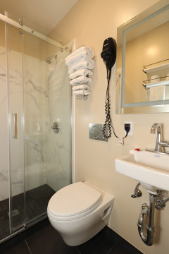 Casa Loma Hotel - Bathroom